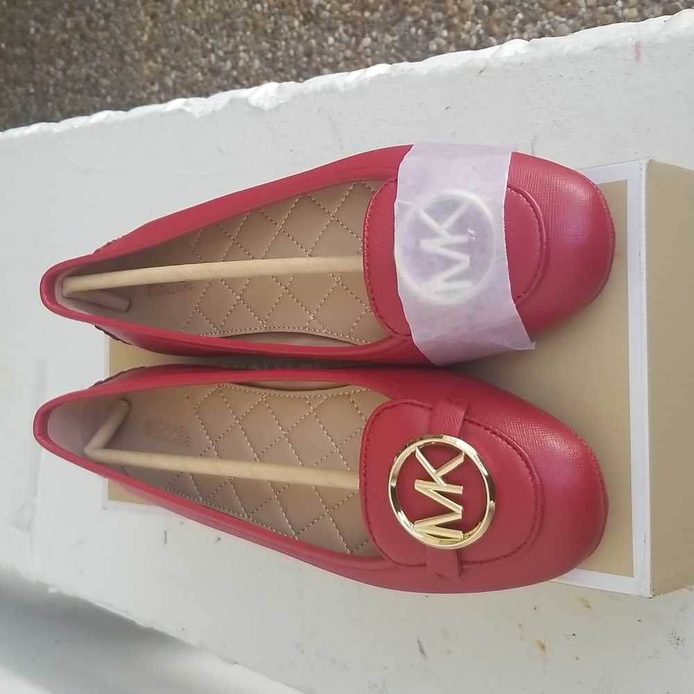 Michael Kors scarlet size 8.5M Lillie Moc Leather shoes